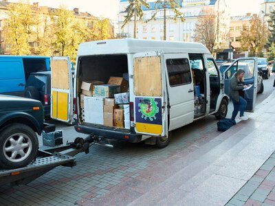 Генератори, EcoFlow, маскувальні сітки, ліки та посилки з дому: Логістичний центр вирушив на передову