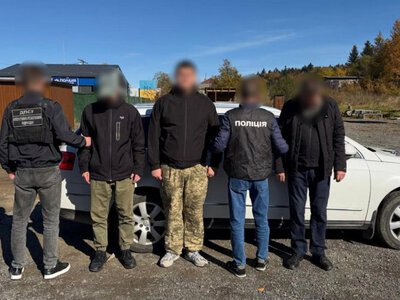 Військовий СЗЧ і священнослужитель: поліція викрила чотири схеми виїзду за кордон