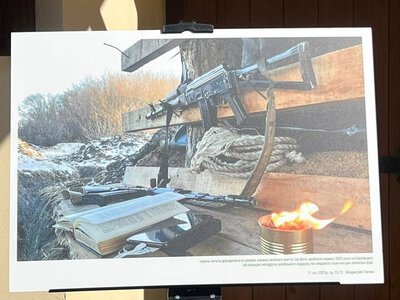 В Ужгороді на «Книга-Фест — 2026» відкрили фотовиставку «Книга на лінії фронту» (ФОТО)