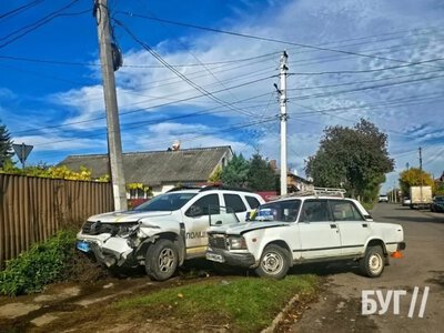 У Нововолинську зіткнулися поліцейське авто та «жигуль»