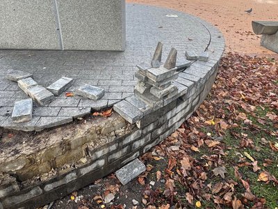 На Валу в Чернігові розвалюється підніжжя пам’ятника Мстиславу Хороброму та Нестору Літописцю (Фото)