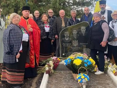 У селі на Хмельниччині відкрили пам’ятний знак трьом підпільникам ОУН