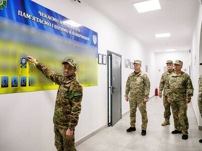 Після полону та реабілітації: прикордонник Чопського загону особисто зняв своє фото з меморіальної дошки