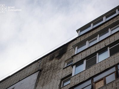 У Сумах ворог ударив по багатоповерхівці