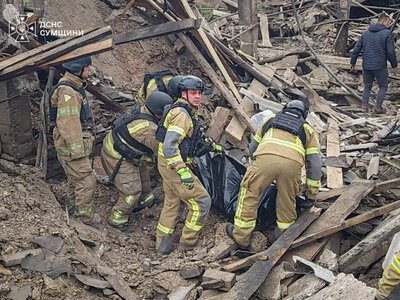 На Конотопщині співробітники ДСНС деблокували тіло загиблої жінки з-під завалів ферми, атакованої російськими БпЛА + Фото