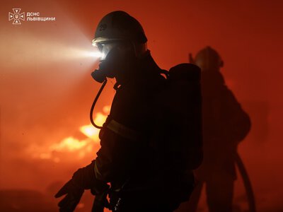 У Львові під час пожежі рятувальники вивели трьох людей