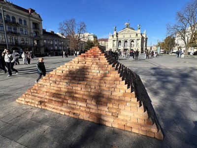Перед Львівською оперою з’явилася «Говерла»