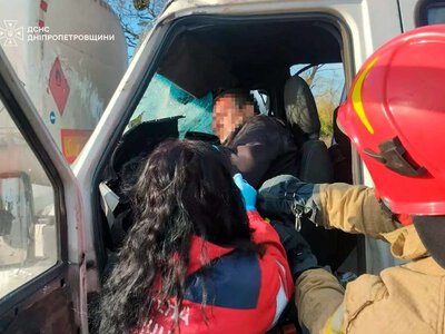 На Дніпропетровщині водія затиснуло в мікроавтобусі після зіткнення з вантажівкою