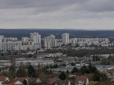 Президент Макрон засудив стрілянину в передмістях Парижа — France 24