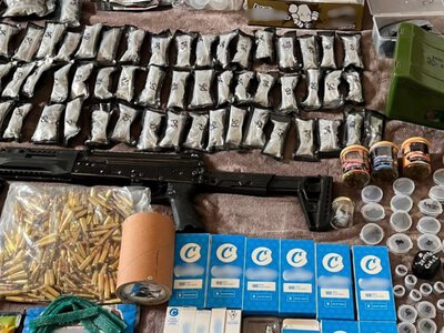 Канабіс на 2 млн грн і арсенал зброї: у Києві викрили двох наркоторговців