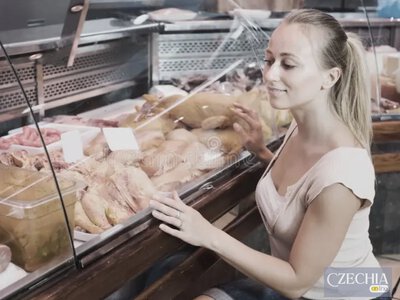 У чеському супермаркеті продавали курятину з ознаками псування