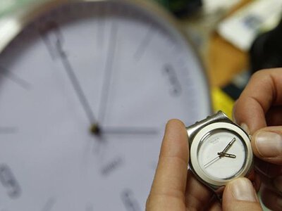 Україна переходить на зимовий час: коли переводити годинники та що варто знати
