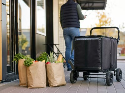 Instacart обговорювала можливий продаж DoorDash та Uber