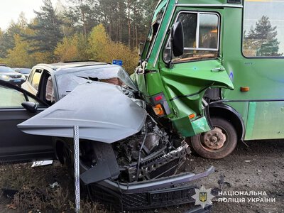 На Яворівщині зіткнулися автобус і позашляховик: п'ятеро постраждалих