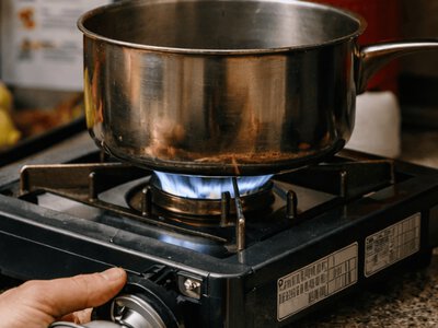 Як зігрітися та приготувати їжу без світла: поради для Дніпра