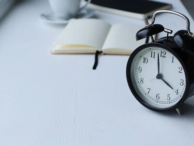 Україна переходить на зимовий час: коли переводити стрілки і що зміниться