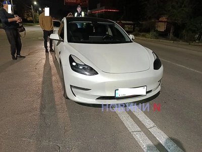 У Миколаєві ВАЗ ударив Tesla причепом