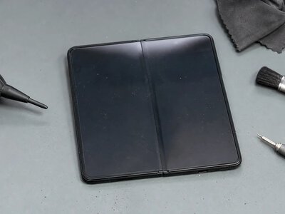 JerryRigEverything перевірив міцність складного iPhone Duo