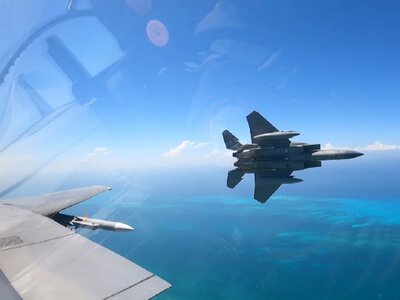 Винищувач США перехопив літак, який пролетів поряд із резиденцією Трампа