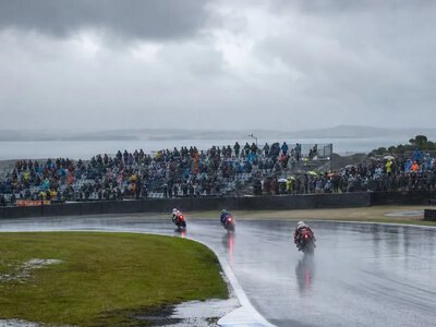 Гонку MotoGP на Філліп-Айленді скасували через зливу — ABC News Australia