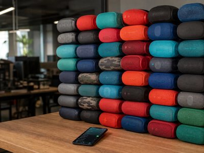 WIRED з’єднав 149 колонок Ikea у стіну звуку