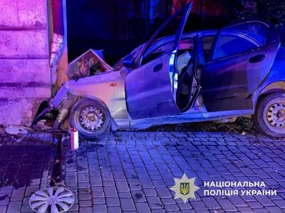 Смертельна аварія на Львівщині: у Стрию водій загинув після зіткнення з будинком
