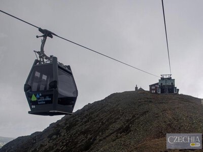 На найвищу гору Чехії обрушився ураган — пориви вітру понад 141 км/год, канатна дорога зупинилася. Відео