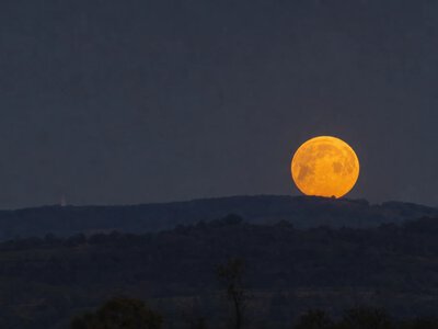 Жовтнева повня Мисливський Місяць зійде 25 жовтня