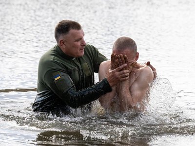 Військовий 93-ї бригади «Холодний Яр» охрестився в озері неподалік фронту