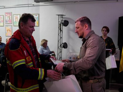 Під прицілом російських дронів: на Херсонщині нагородили водіїв і дорожників