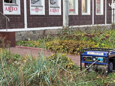 Генератор під дощем і заправляння на ходу: чим ризикують чернігівці (Відео)