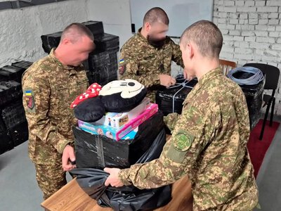Іван Вигівський: Гвардійці за допомогою дронів доставили до Олешок дитяче харчування й іграшки
