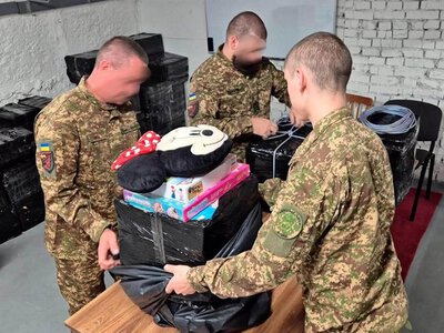 Нацгвардійці доставили 600 кг харчування та іграшок дітям в Олешках за допомогою дронів