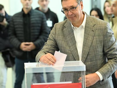 «Штовхали, кричали, порвали пакети з харчами». Партія Вучича заявила про напад на його матір у день виборів