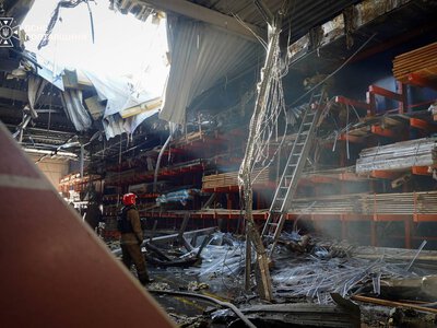 Росіяни атакували ТЦ «Епіцентр» у Полтаві: виникла пожежа, є поранена