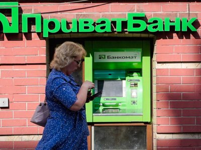 Банки можуть щомісяця списувати гроші з картки: за що платять українці