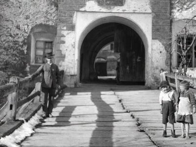 Мукачево на початку ХХ століття: історичне фото мосту перед замком Паланок