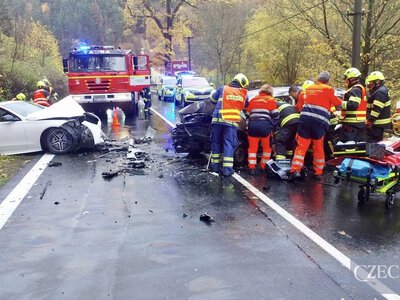 У Карловарському краї Чехії зіткнулися два автомобілі — 36-річний водій загинув на місці. Фото