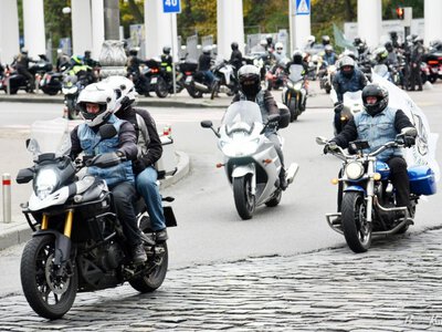 Байкери-ветерани відкрили мотосезон пробігом до Бородянки: як вшанували полеглих