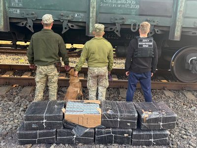 На Закарпатті у вантажному потязі до Словаччини виявили 4000 пачок контрабандних цигарок