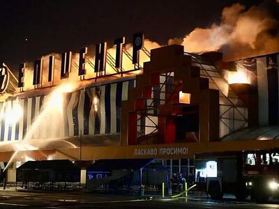 Росія вдарила по «Епіцентру» у Полтаві: виникла пожежа, постраждала жінка