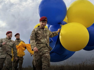 Бійці ДШВ відправили прапор України в бік окупованої Донеччини