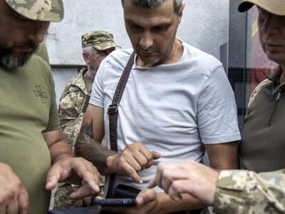 Чи мають право ТЦК перевіряти телефон та що робити, якщо його забрали