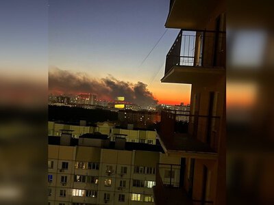 У Воронежі на фоні масованої атаки спалахнула пожежа у великому торговому центрі, попередньо чутні вибухи