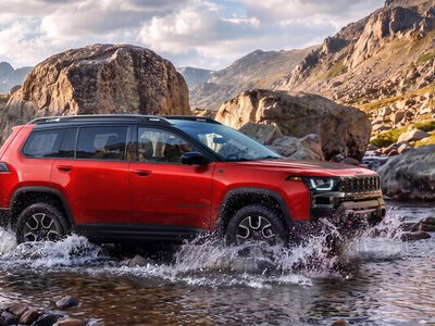 Jeep Cherokee 2027 став повноцінним позашляховиком із 800 км ходу: з ким тепер конкуруватиме