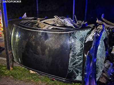 У Запоріжжі надзвичайники деблокували пасажира з понівеченого внаслідок ДТП автомобіля