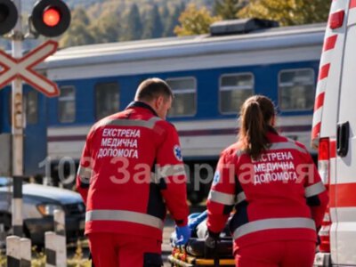 У Рахові потяг протаранив автомобіль на переїзді: постраждала 3-річна дитина-пішохід