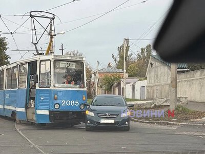 У Миколаєві трамвай зіткнувся з «Тойотою»: рух заблокований