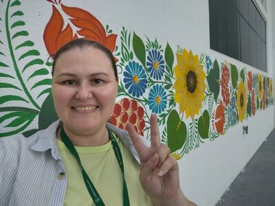 Дніпровська художниця розписала школу в Дубаї петриківським орнаментом
