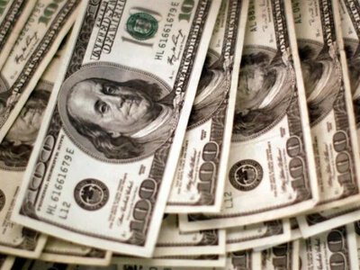 Скільки коштують 100 доларів в обмінниках: курс валют шокує